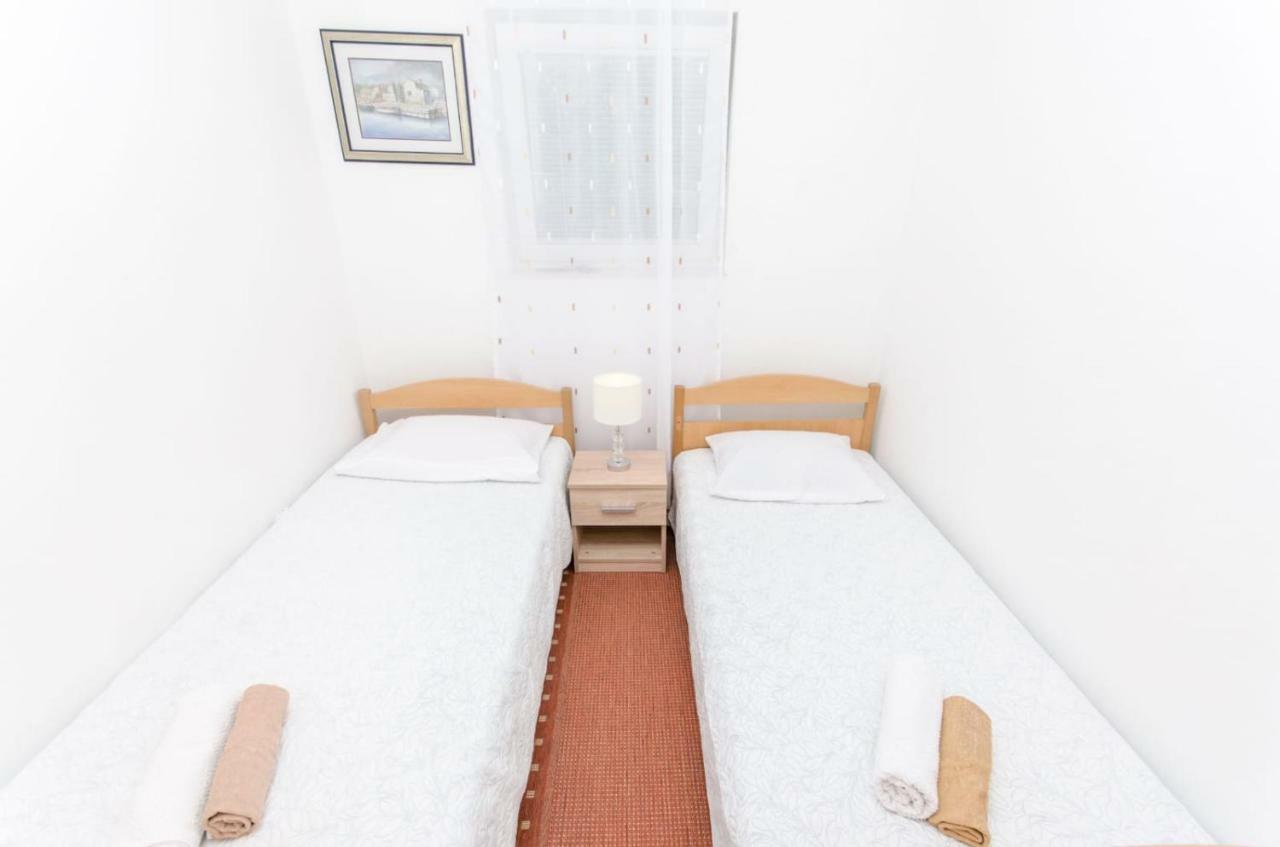 Holiday Apartment With Garden Kaštela Εξωτερικό φωτογραφία