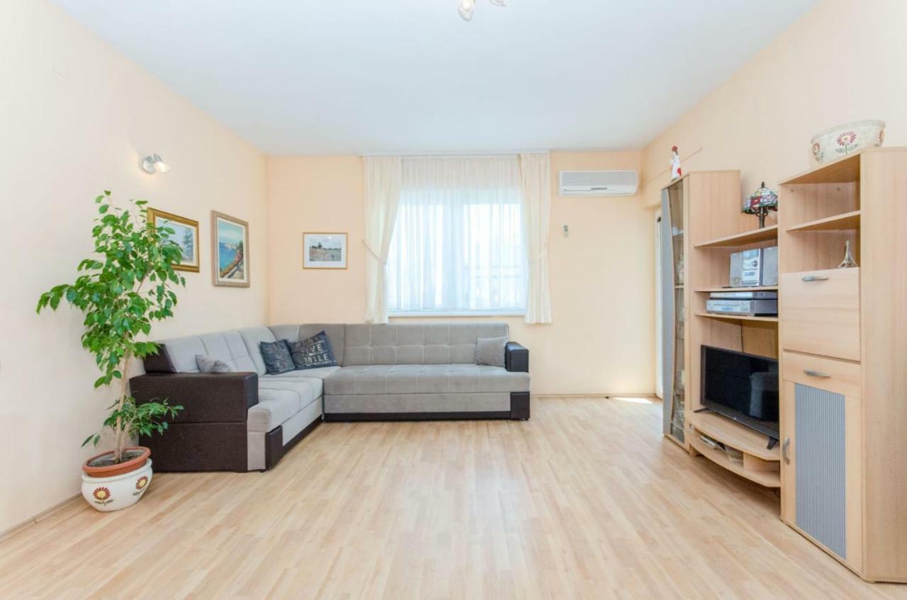 Holiday Apartment With Garden Kaštela Εξωτερικό φωτογραφία